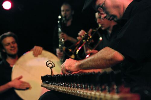 Spielt mit origineller Orchestrierung – die türkisch-deutsche Band LebiDerya.© Mike Turnbull