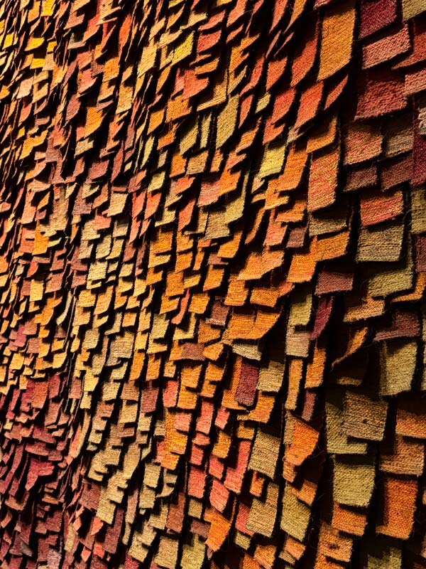 Olga de Amaral,  fragment of Muro en rojos (Wool and horsehair)