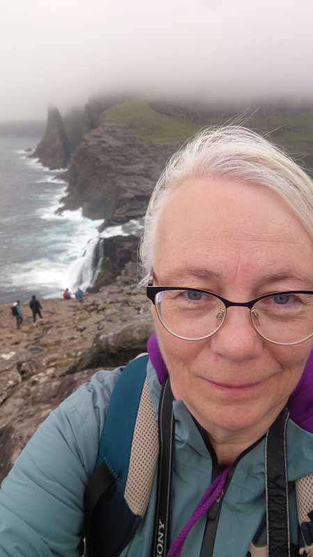Angela Ballhorn auf Färöer Bøsdalafossur Wasserfall
