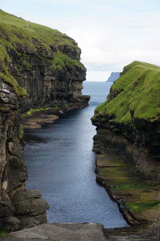 Die Felsspalte als Hafen - Gjógv