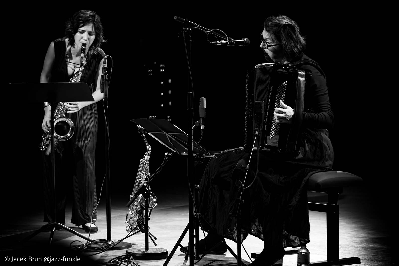 Evelina Petrova und Asya Fateyeva in der JazzHal Hamburg am 22.12.2023